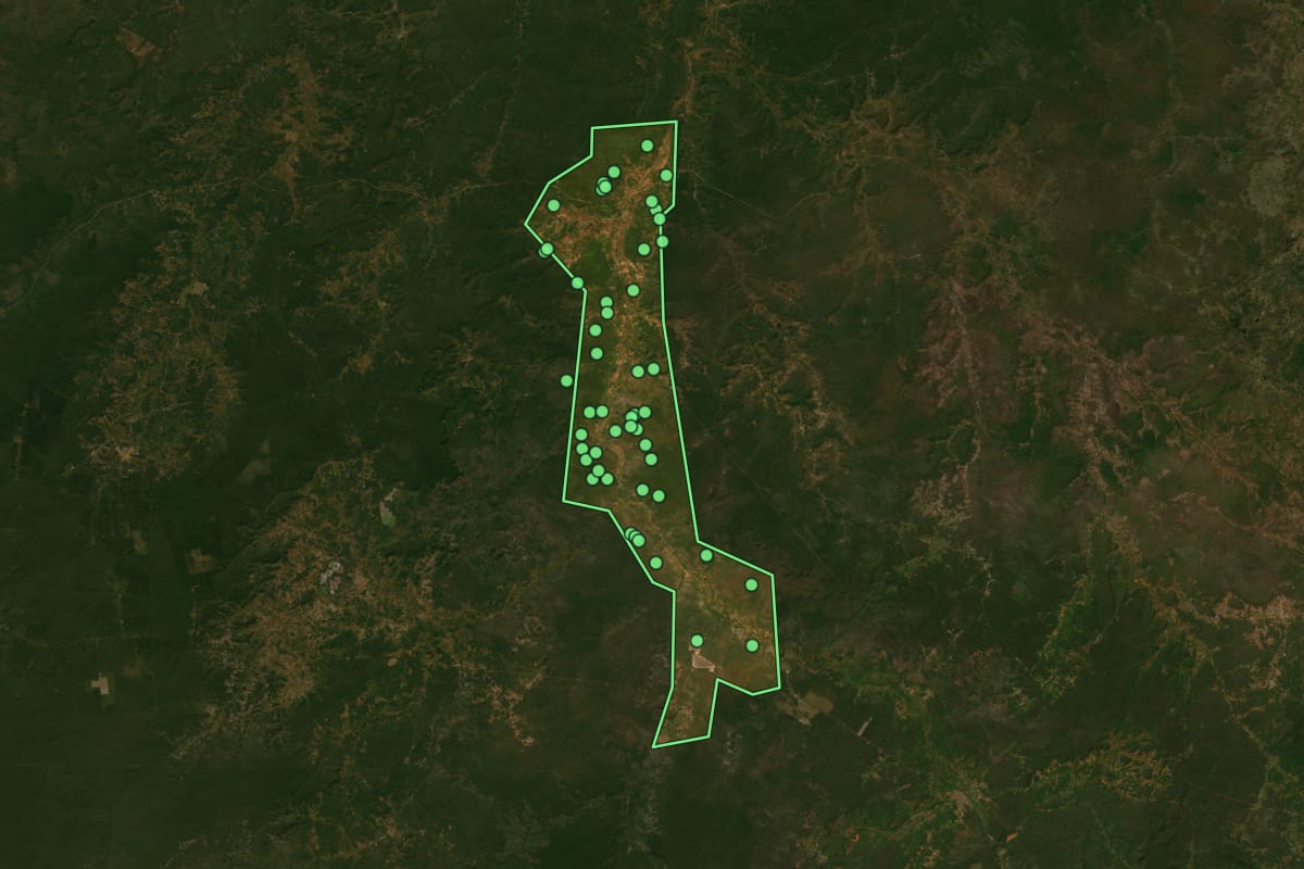 Imagem de satélite de Ribeira do Piauí (PI), com o contorno do município e a posição dos imóveis desta página.