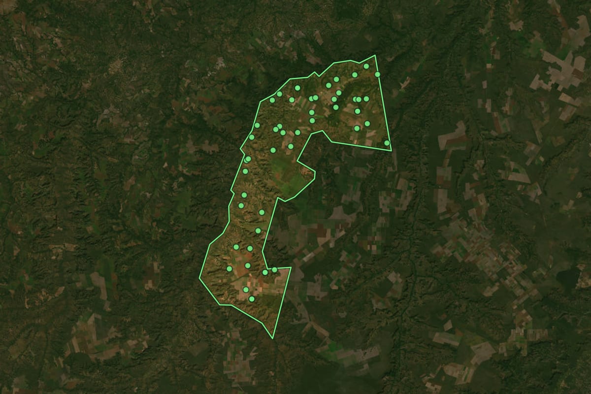 Imagem de satélite de Ribeiro Gonçalves (PI), com o contorno do município e a posição dos imóveis desta página.