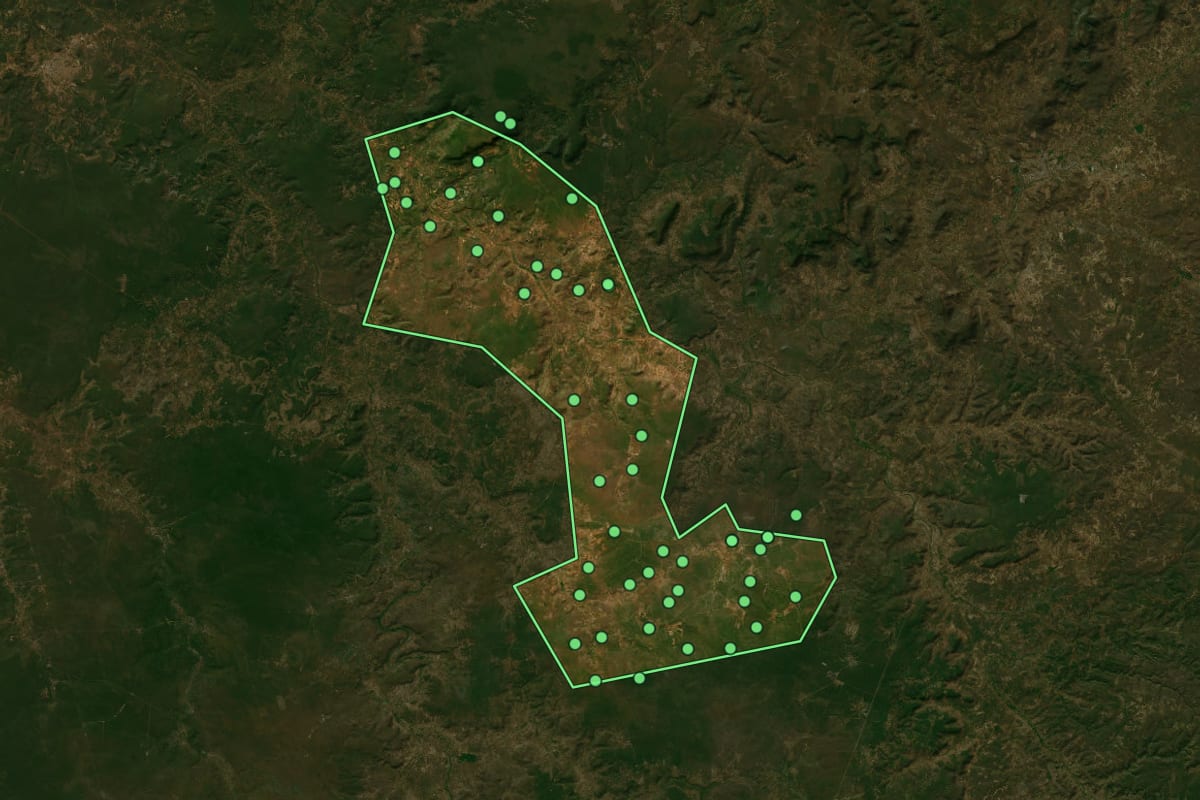 Imagem de satélite de Santa Cruz do Piauí (PI), com o contorno do município e a posição dos imóveis desta página.