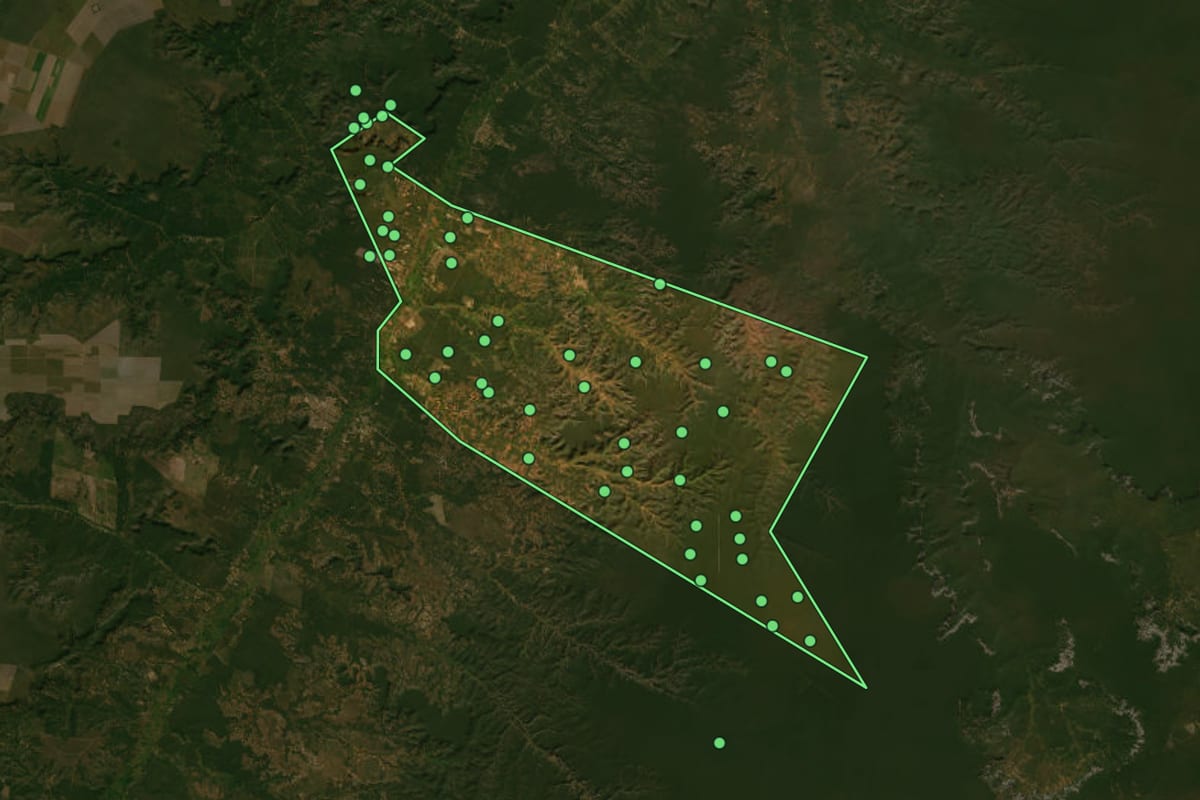 Imagem de satélite de Santa Luz (PI), com o contorno do município e a posição dos imóveis desta página.
