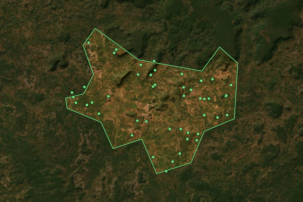 Imagem de satélite de Santa Rosa do Piauí (PI), com o contorno do município e a posição dos imóveis desta página.