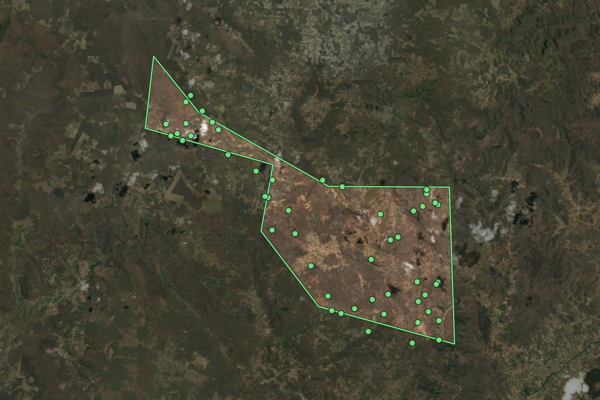 Imagem de satélite de Santana do Piauí (PI), com o contorno do município e a posição dos imóveis desta página.