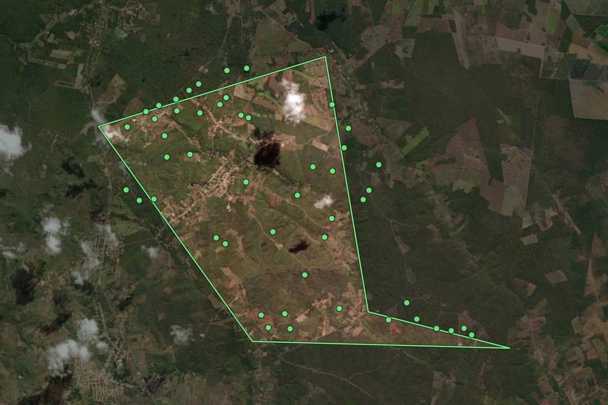 Imagem de satélite de Santo Antônio dos Milagres (PI), com o contorno do município e a posição dos imóveis desta página.