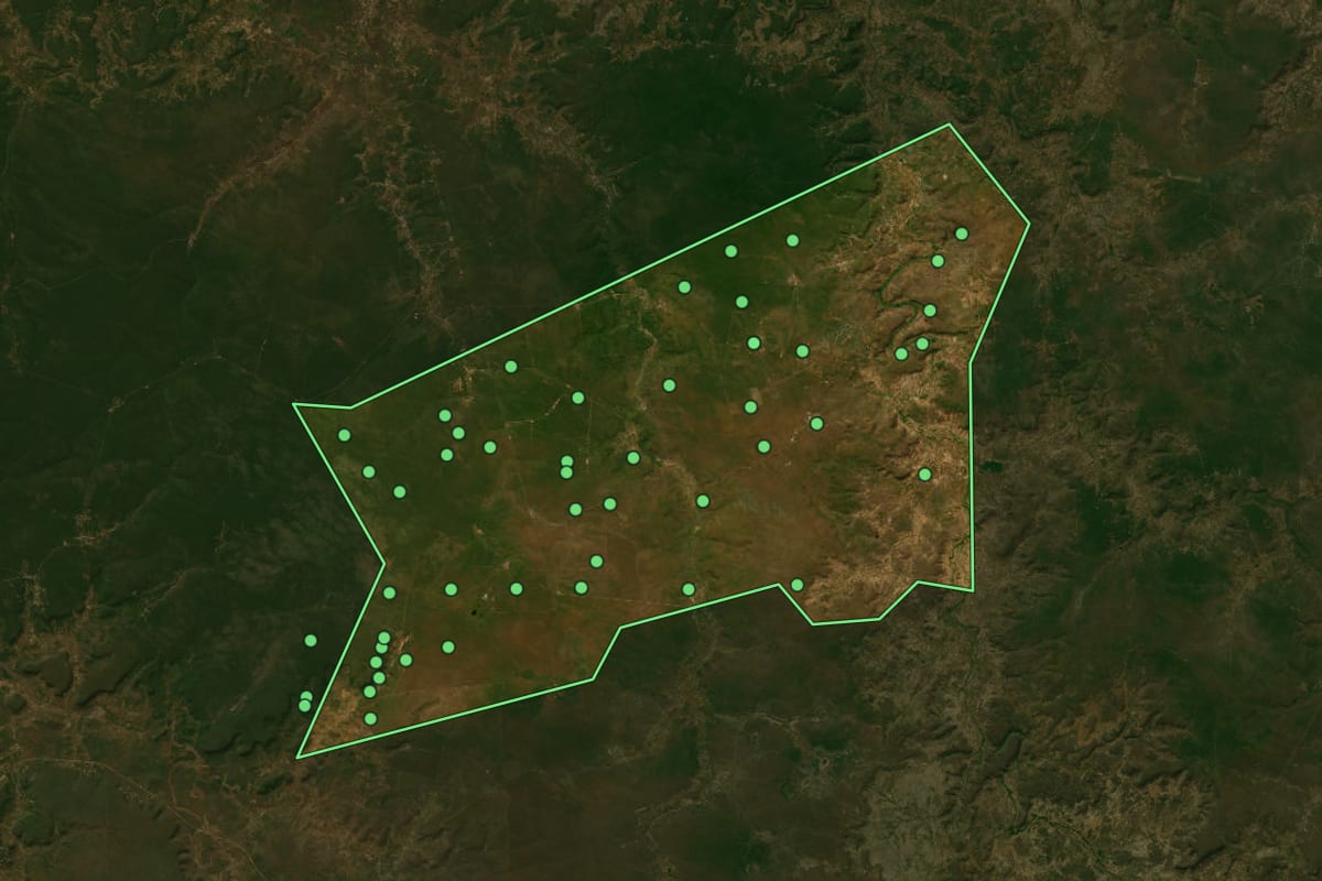 Imagem de satélite de Santo Inácio do Piauí (PI), com o contorno do município e a posição dos imóveis desta página.