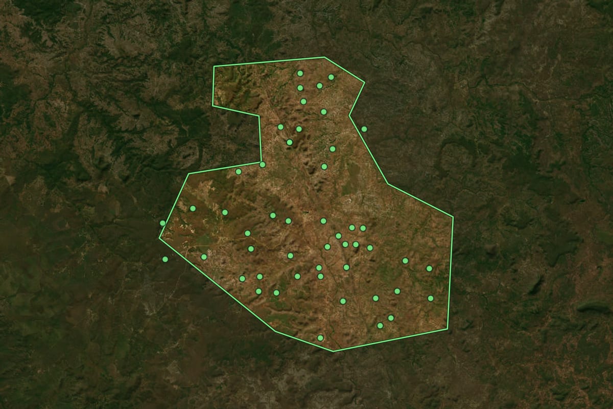Imagem de satélite de São Félix do Piauí (PI), com o contorno do município e a posição dos imóveis desta página.