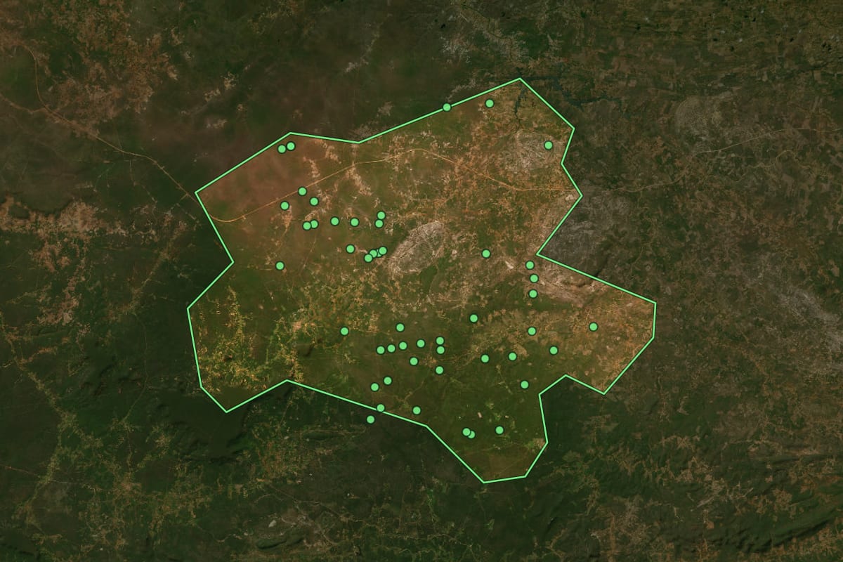 Imagem de satélite de São Francisco de Assis do Piauí (PI), com o contorno do município e a posição dos imóveis desta página.