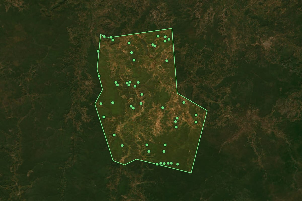 Imagem de satélite de São Francisco do Piauí (PI), com o contorno do município e a posição dos imóveis desta página.