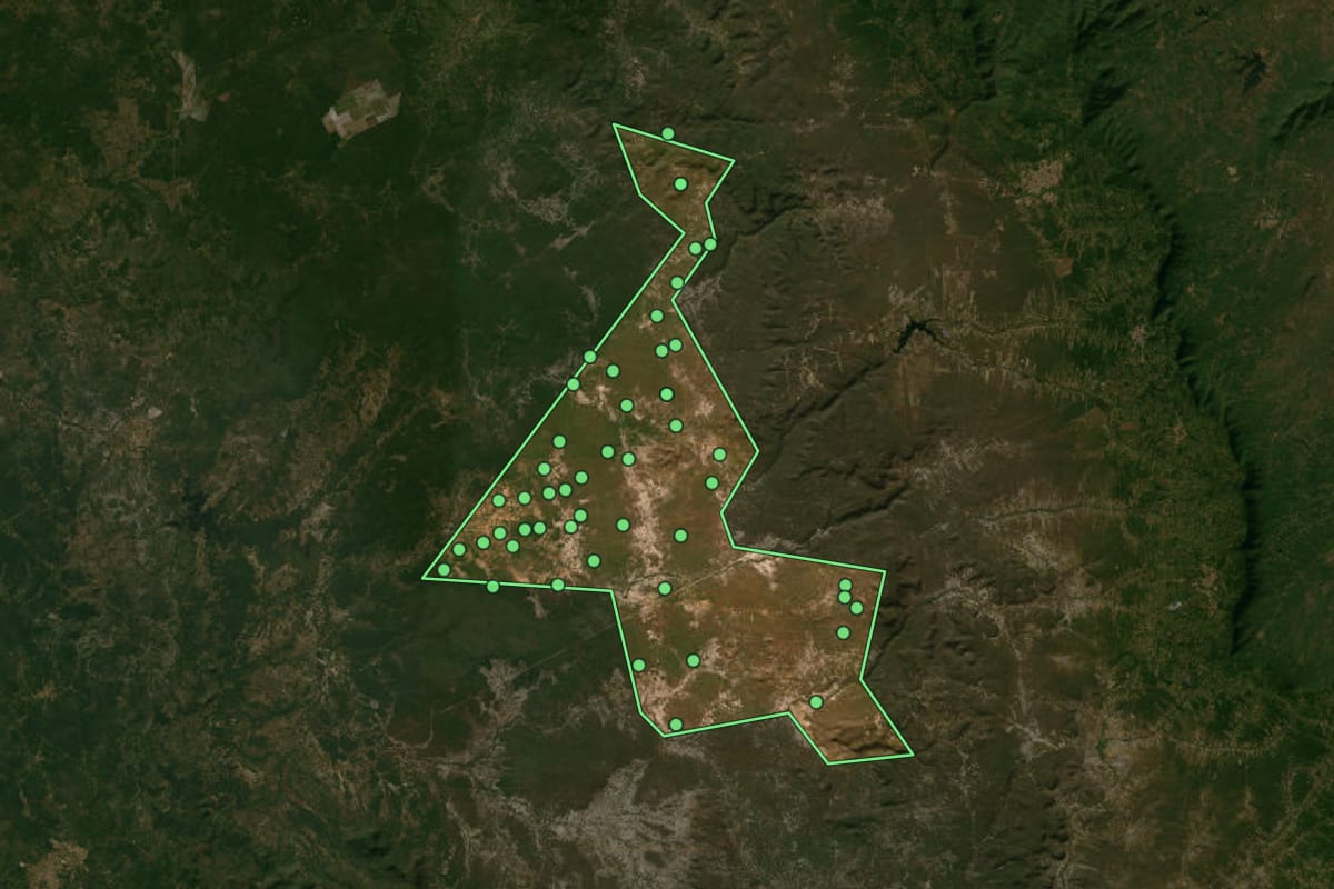 Imagem de satélite de São João da Fronteira (PI), com o contorno do município e a posição dos imóveis desta página.
