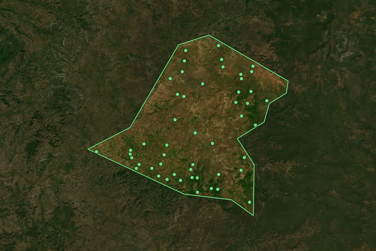 Imagem de satélite de São João da Serra (PI), com o contorno do município e a posição dos imóveis desta página.