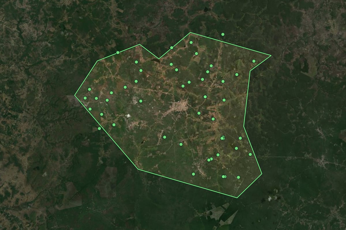Imagem de satélite de São João do Arraial (PI), com o contorno do município e a posição dos imóveis desta página.