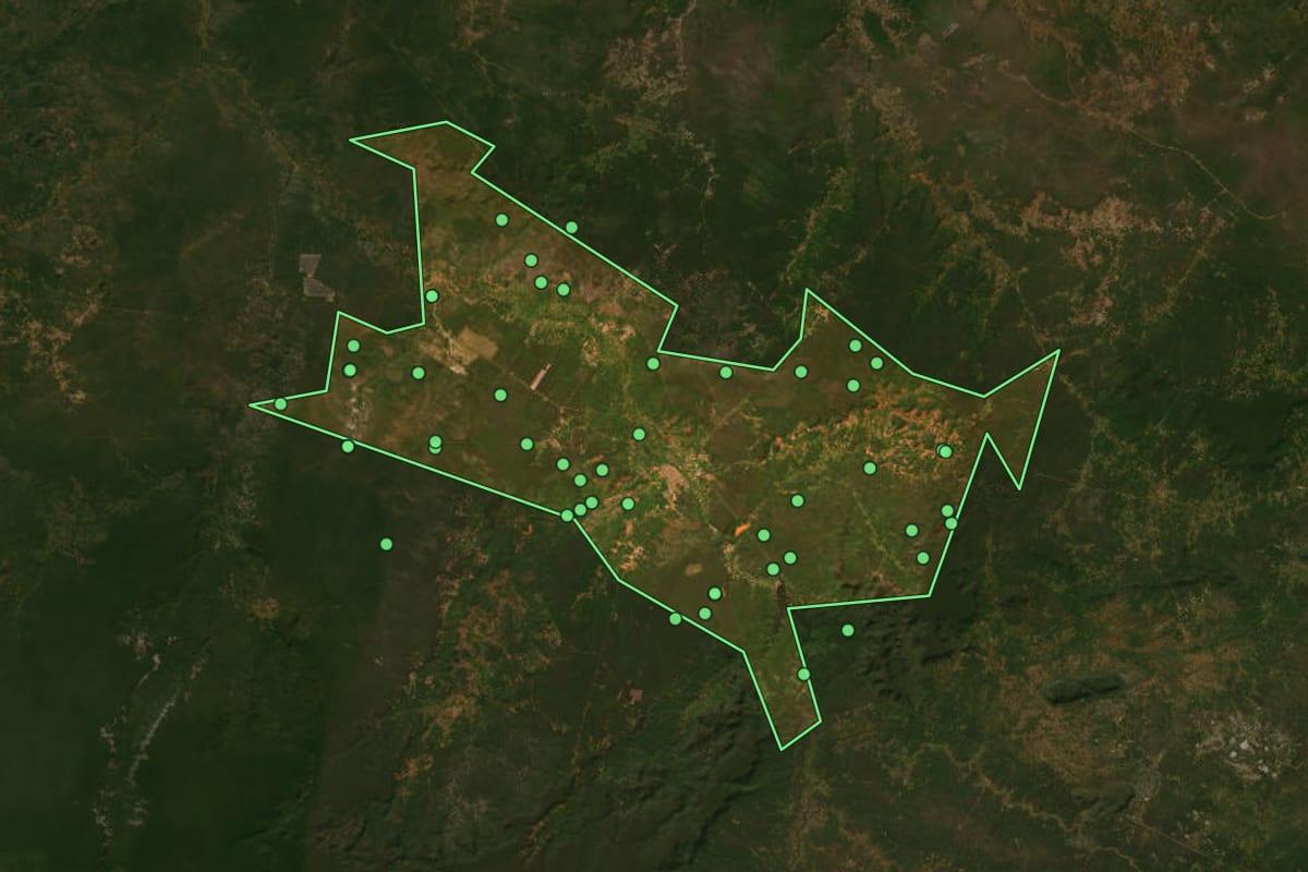 Imagem de satélite de São João do Piauí (PI), com o contorno do município e a posição dos imóveis desta página.