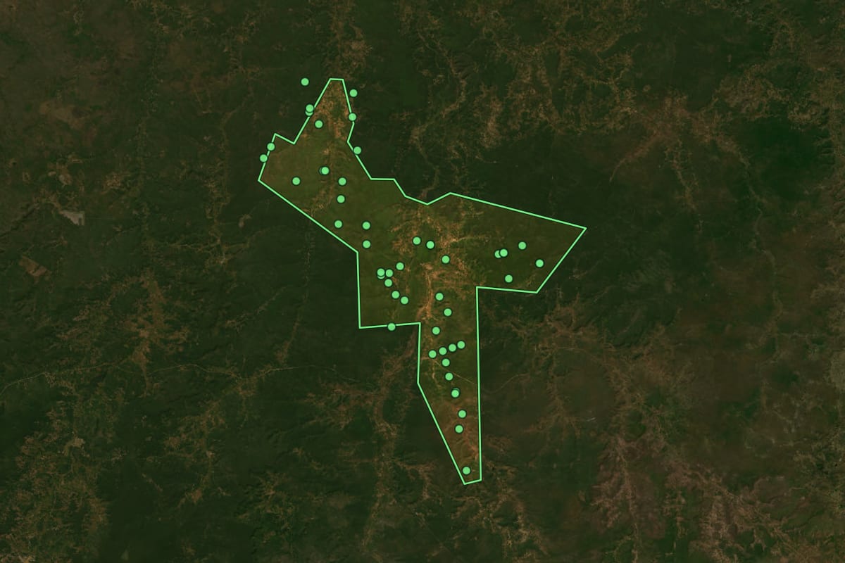 Imagem de satélite de São José do Peixe (PI), com o contorno do município e a posição dos imóveis desta página.