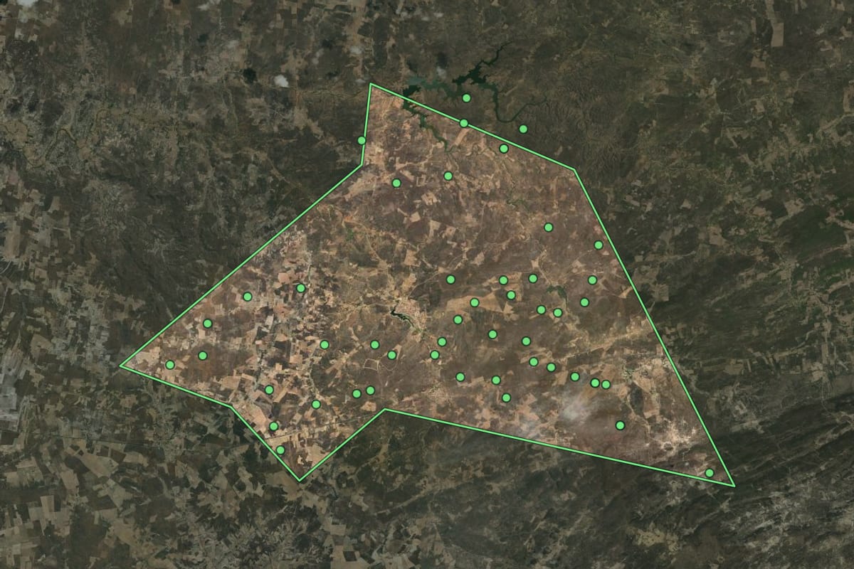 Imagem de satélite de São Julião (PI), com o contorno do município e a posição dos imóveis desta página.