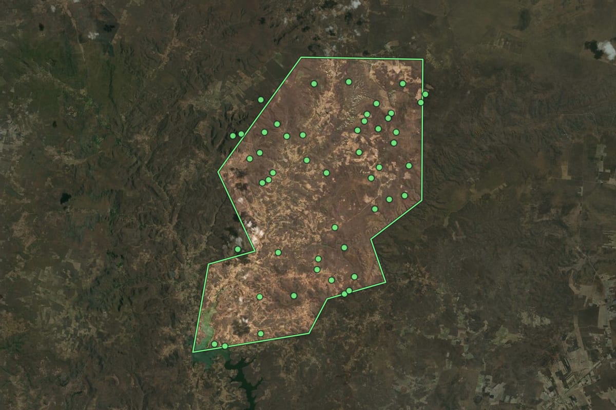 Imagem de satélite de São Luis do Piauí (PI), com o contorno do município e a posição dos imóveis desta página.