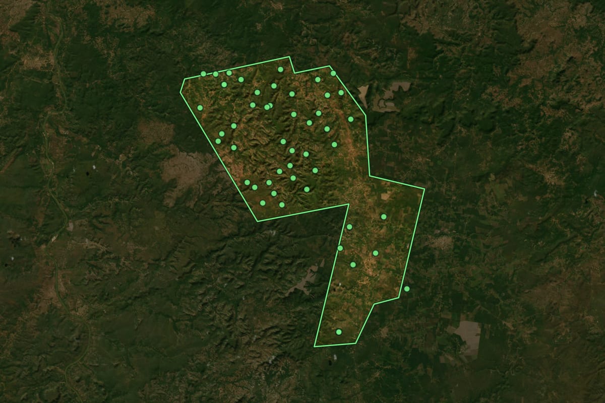 Imagem de satélite de São Pedro do Piauí (PI), com o contorno do município e a posição dos imóveis desta página.