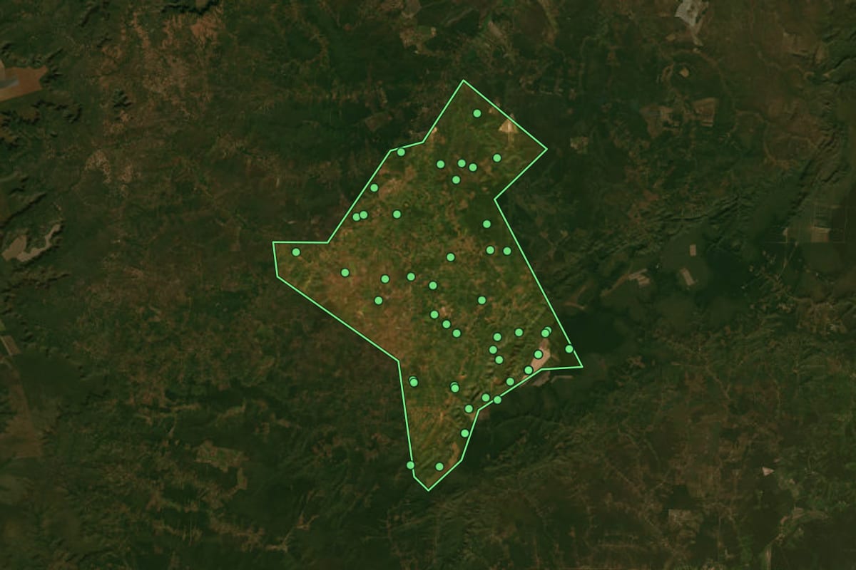 Imagem de satélite de Sebastião Barros (PI), com o contorno do município e a posição dos imóveis desta página.