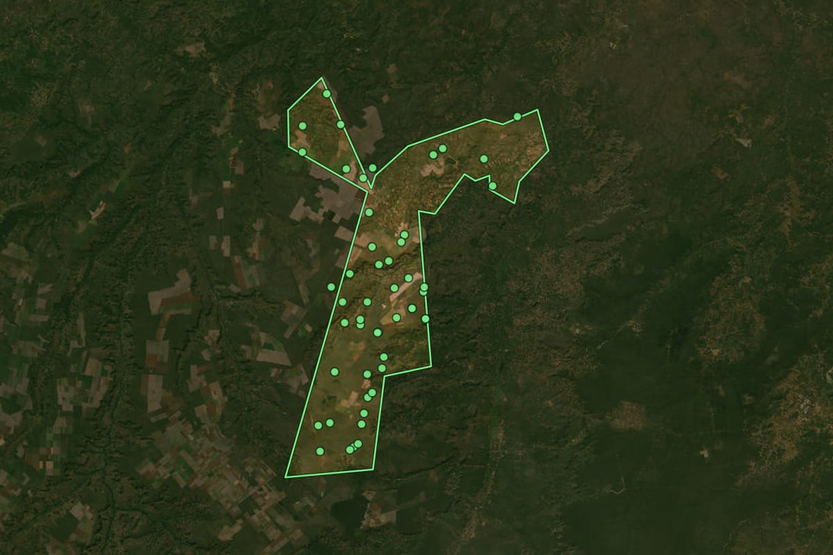 Imagem de satélite de Sebastião Leal (PI), com o contorno do município e a posição dos imóveis desta página.