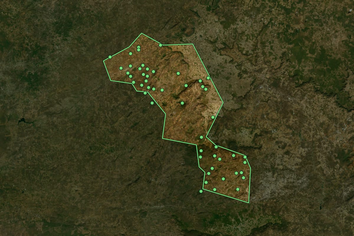 Imagem de satélite de Simões (PI), com o contorno do município e a posição dos imóveis desta página.