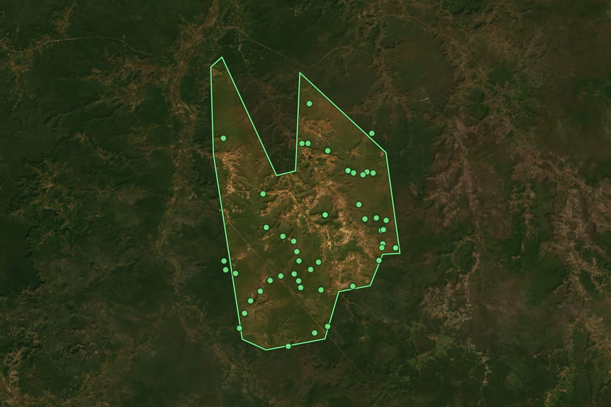 Imagem de satélite de Socorro do Piauí (PI), com o contorno do município e a posição dos imóveis desta página.