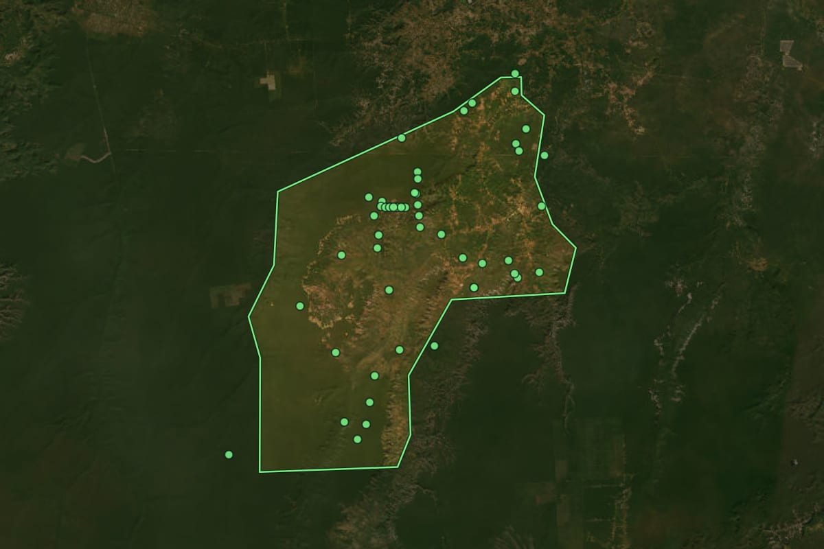 Imagem de satélite de Tamboril do Piauí (PI), com o contorno do município e a posição dos imóveis desta página.