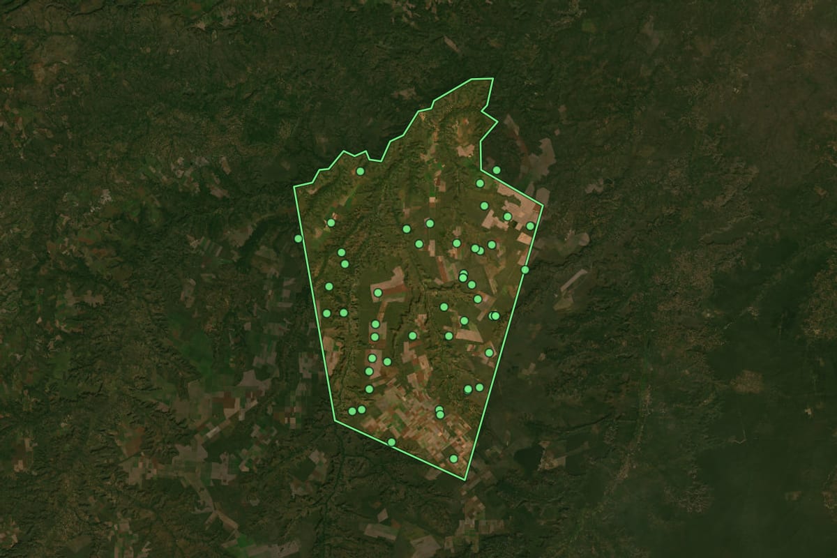 Imagem de satélite de Uruçuí (PI), com o contorno do município e a posição dos imóveis desta página.