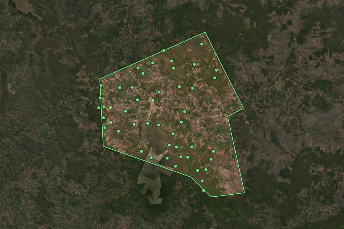 Imagem de satélite de Várzea Grande (PI), com o contorno do município e a posição dos imóveis desta página.