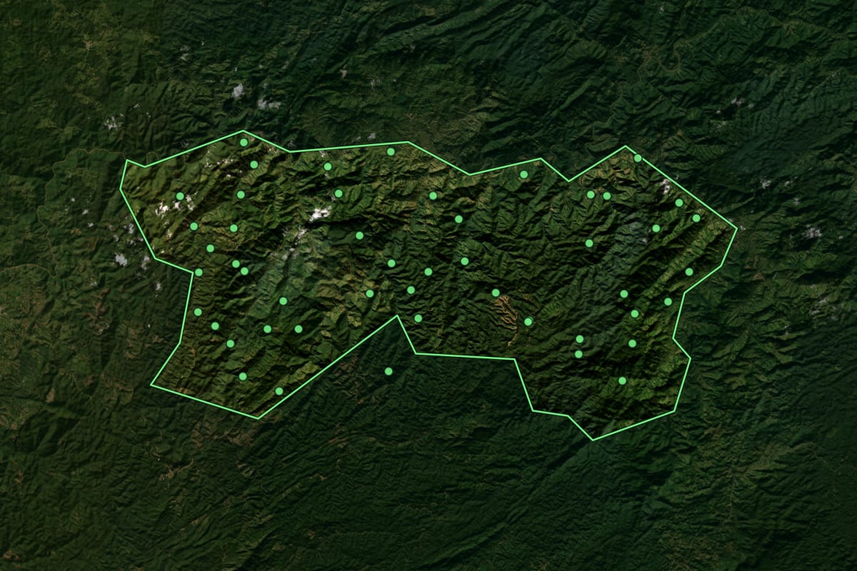 Imagem de satélite de Adrianópolis (PR), com o contorno do município e a posição dos imóveis desta página.