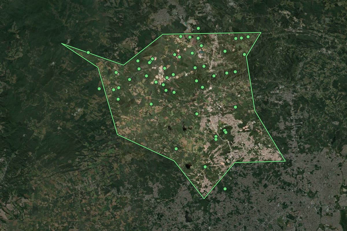 Imagem de satélite de Almirante Tamandaré (PR), com o contorno do município e a posição dos imóveis desta página.