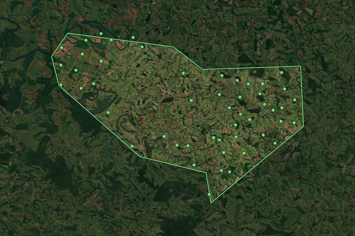 Imagem de satélite de Altamira do Paraná (PR), com o contorno do município e a posição dos imóveis desta página.