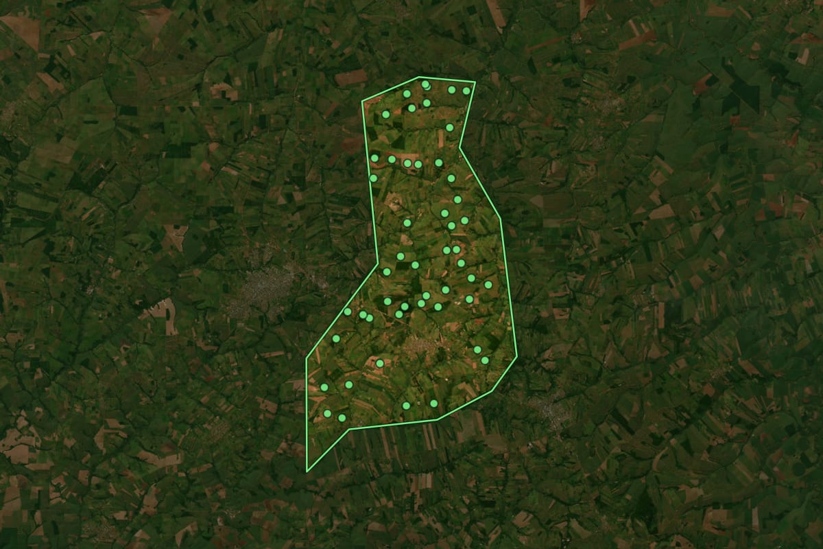 Imagem de satélite de Alto Paraná (PR), com o contorno do município e a posição dos imóveis desta página.