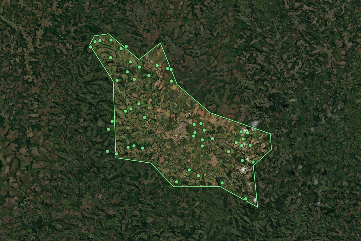 Imagem de satélite de Ampére (PR), com o contorno do município e a posição dos imóveis desta página.