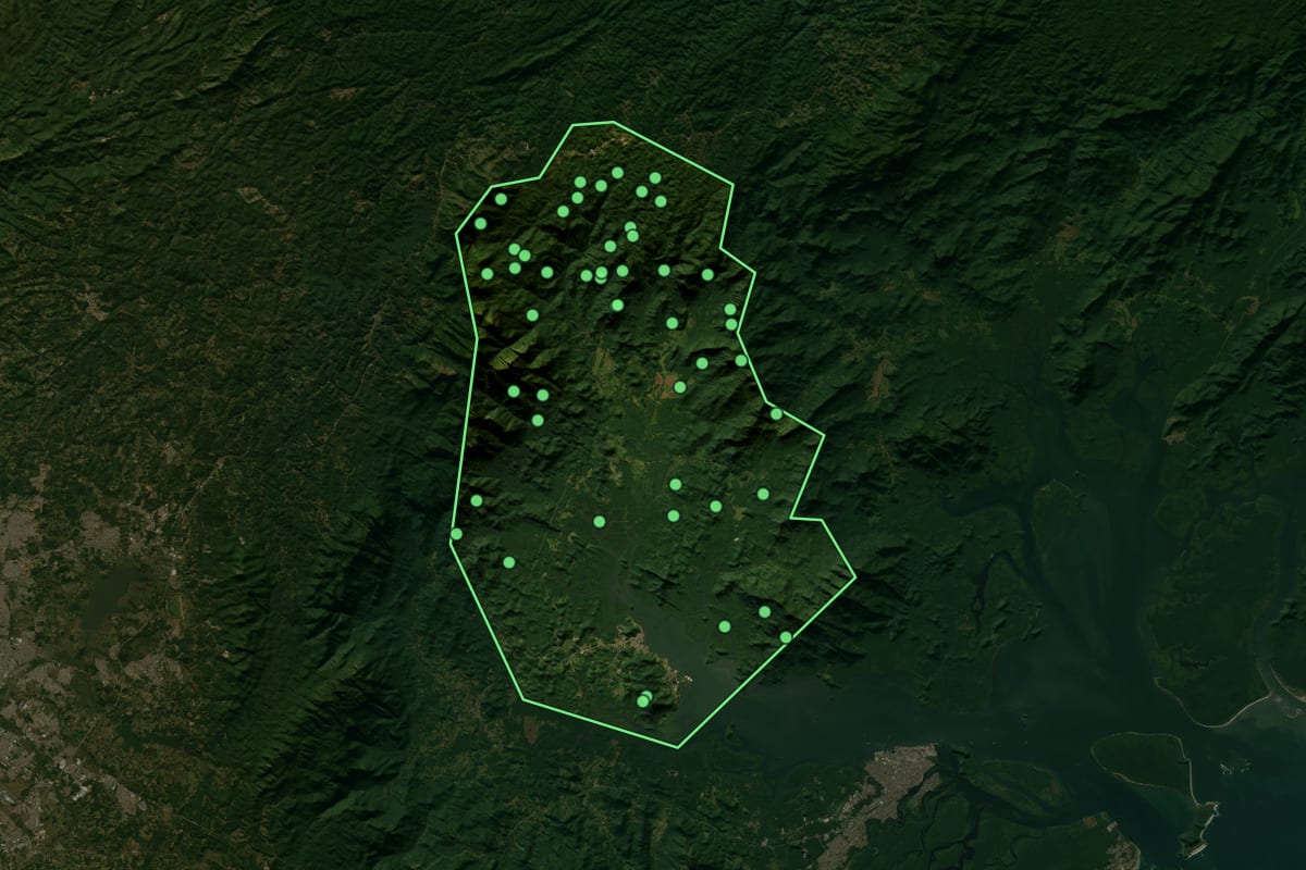 Imagem de satélite de Antonina (PR), com o contorno do município e a posição dos imóveis desta página.