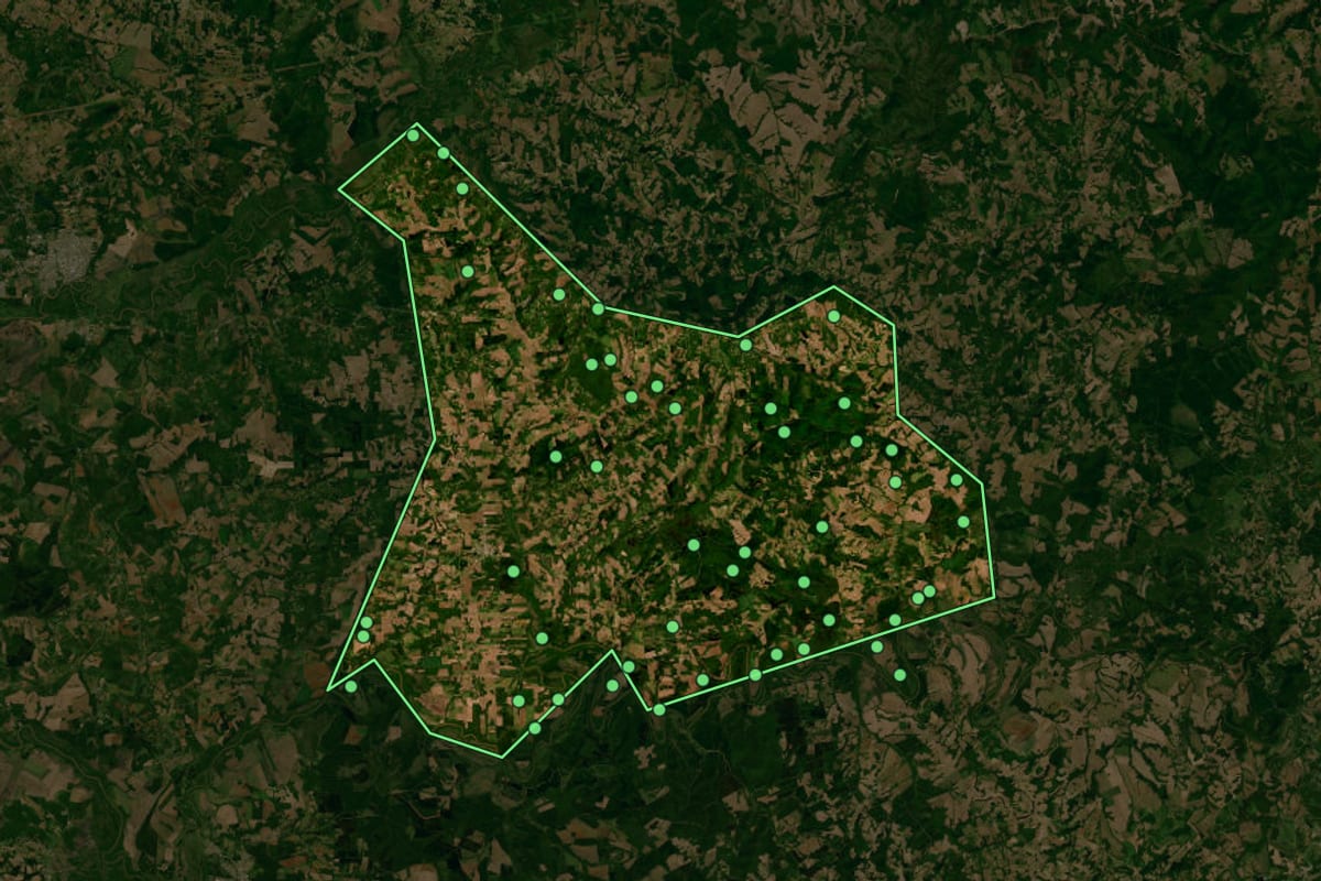 Imagem de satélite de Antônio Olinto (PR), com o contorno do município e a posição dos imóveis desta página.