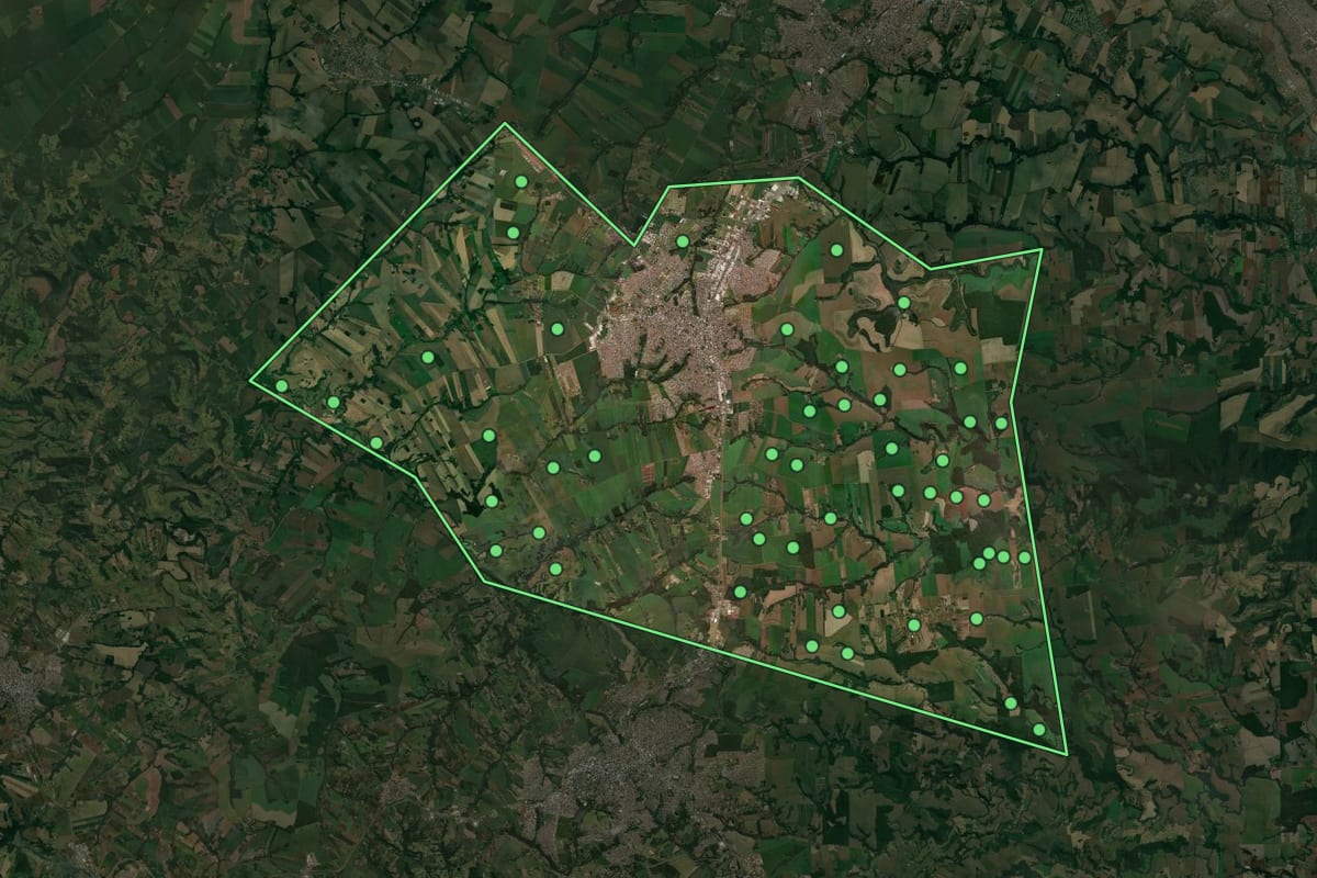 Imagem de satélite de Arapongas (PR), com o contorno do município e a posição dos imóveis desta página.