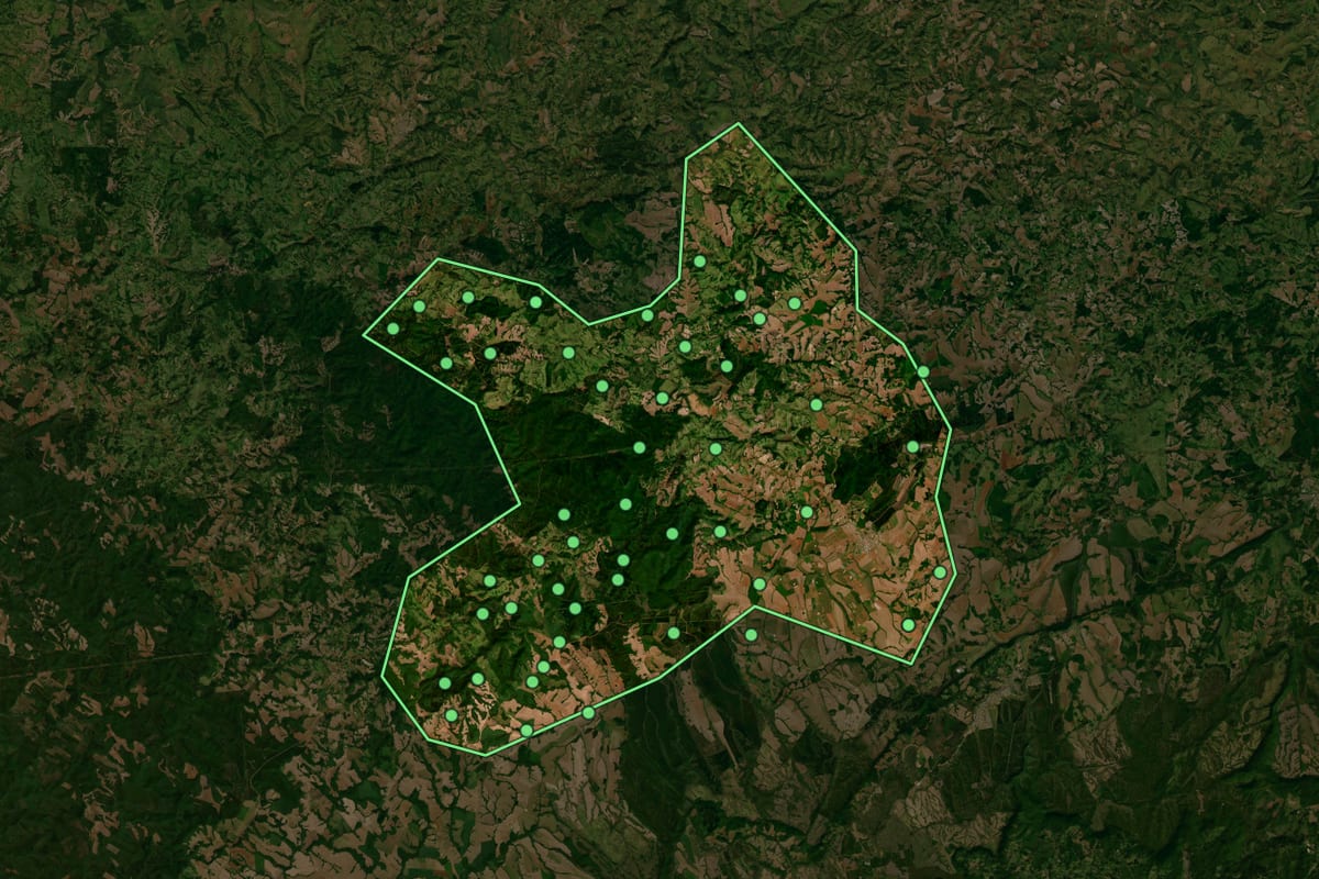 Imagem de satélite de Arapoti (PR), com o contorno do município e a posição dos imóveis desta página.