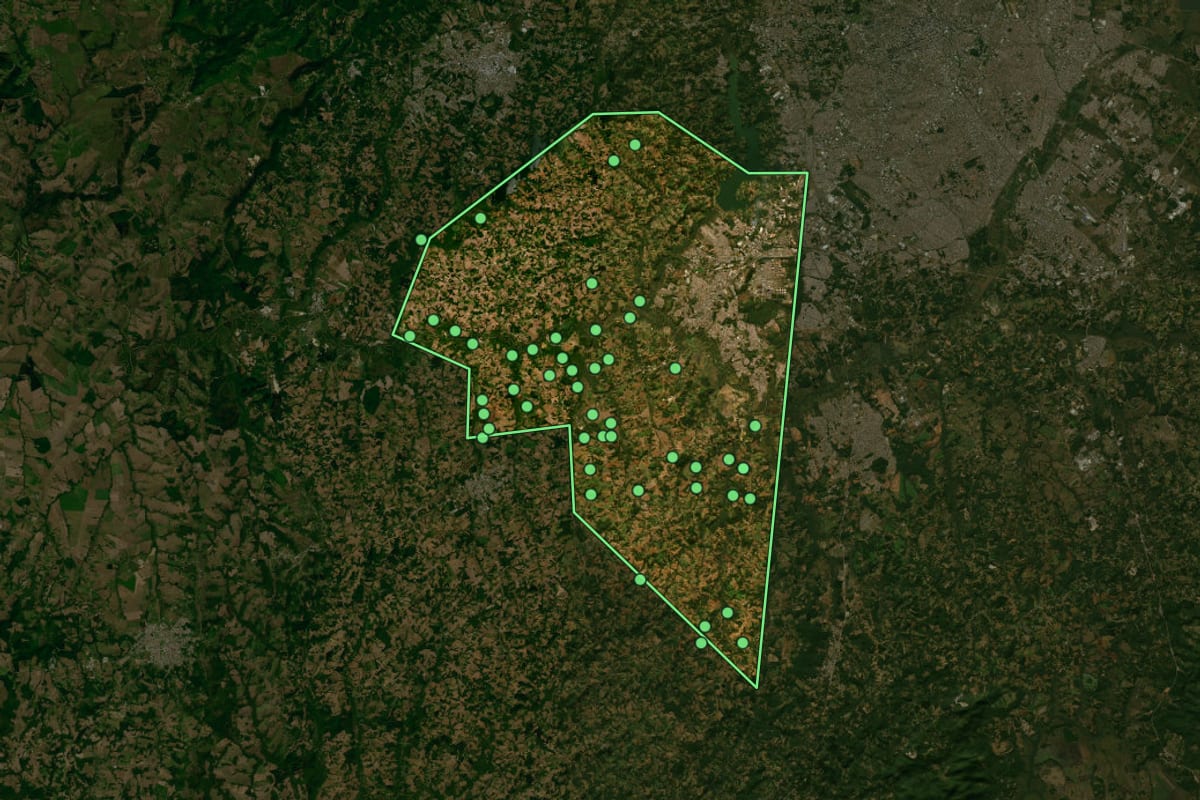 Imagem de satélite de Araucária (PR), com o contorno do município e a posição dos imóveis desta página.