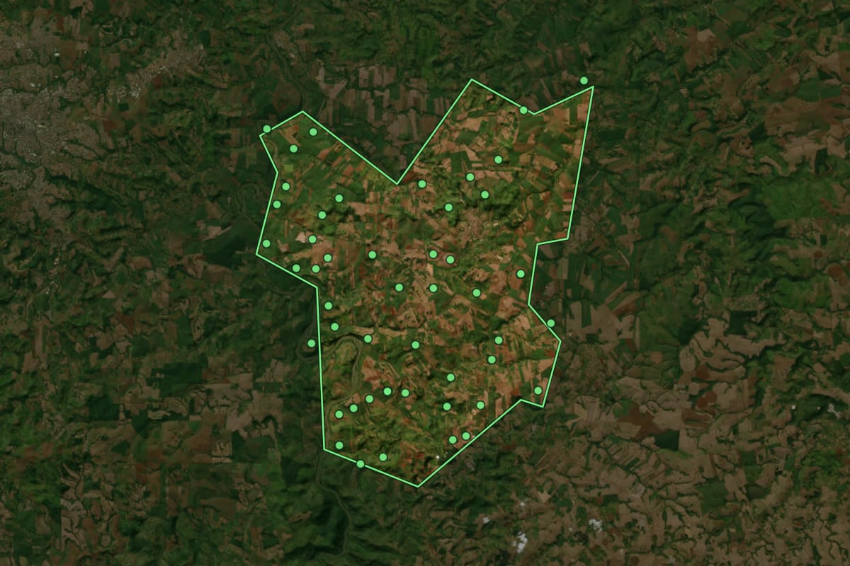 Imagem de satélite de Assaí (PR), com o contorno do município e a posição dos imóveis desta página.