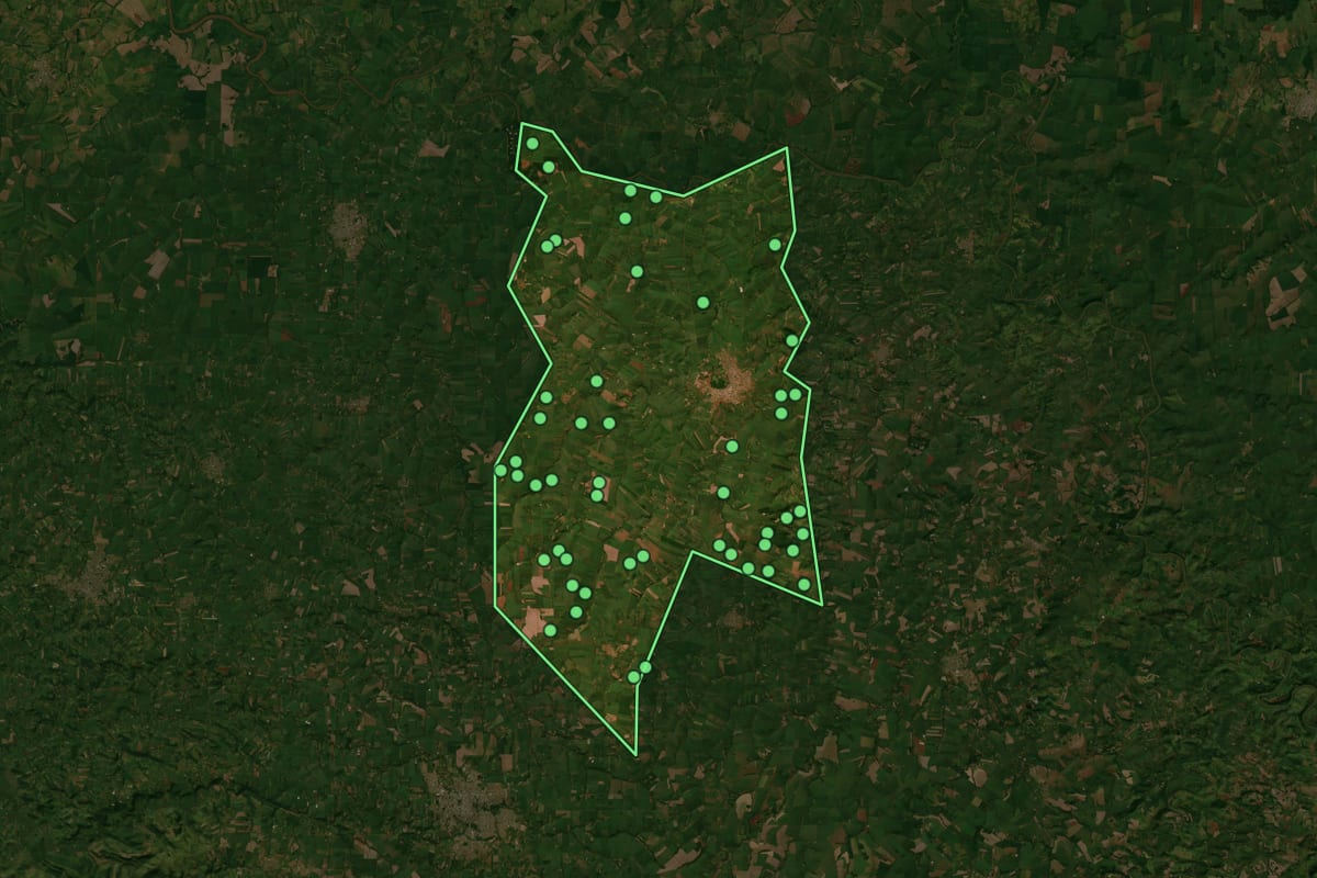 Imagem de satélite de Assis Chateaubriand (PR), com o contorno do município e a posição dos imóveis desta página.