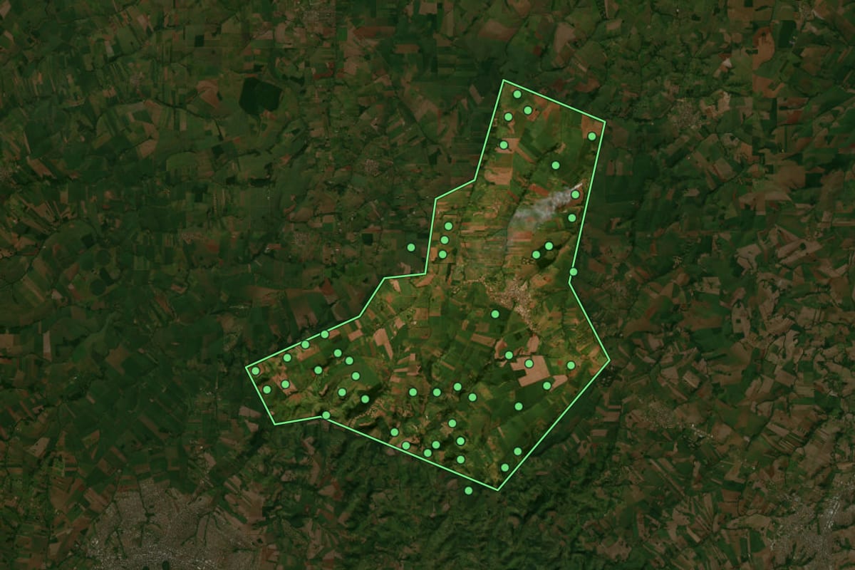 Imagem de satélite de Astorga (PR), com o contorno do município e a posição dos imóveis desta página.