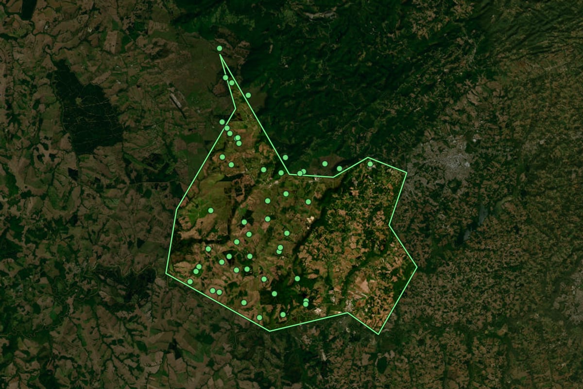 Imagem de satélite de Balsa Nova (PR), com o contorno do município e a posição dos imóveis desta página.