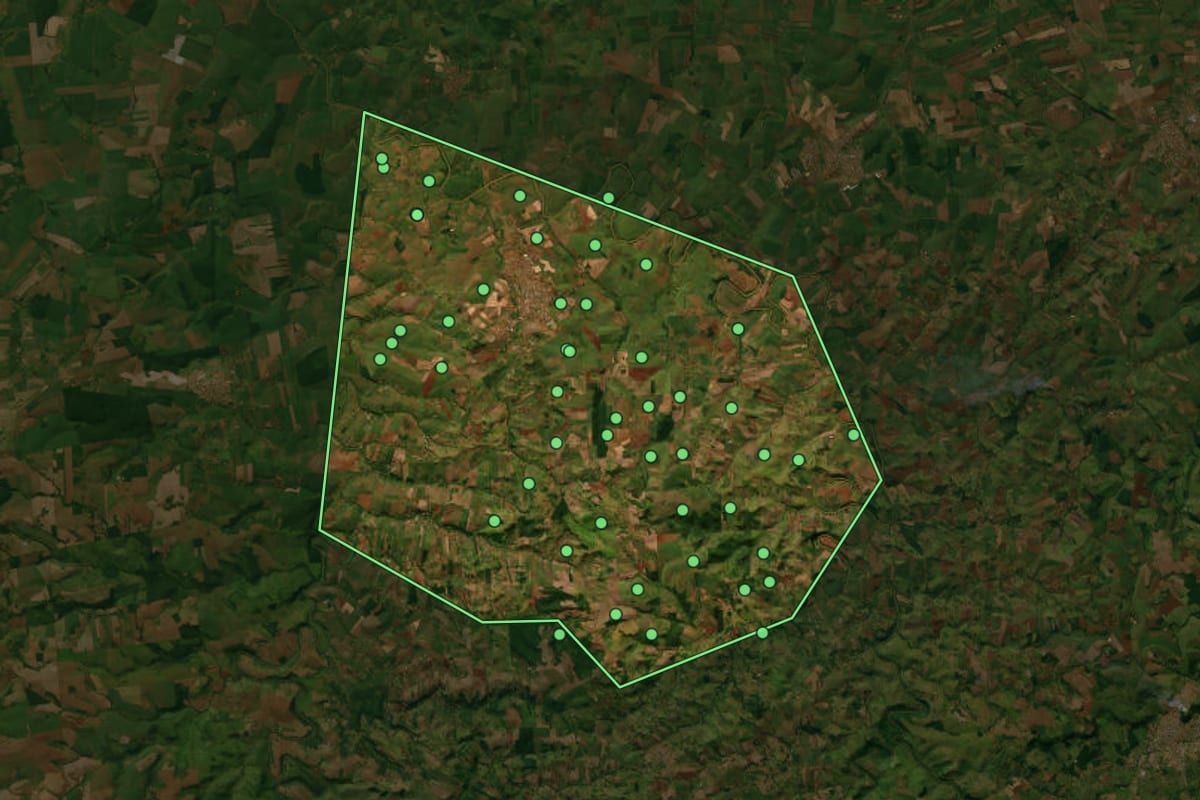 Imagem de satélite de Bandeirantes (PR), com o contorno do município e a posição dos imóveis desta página.