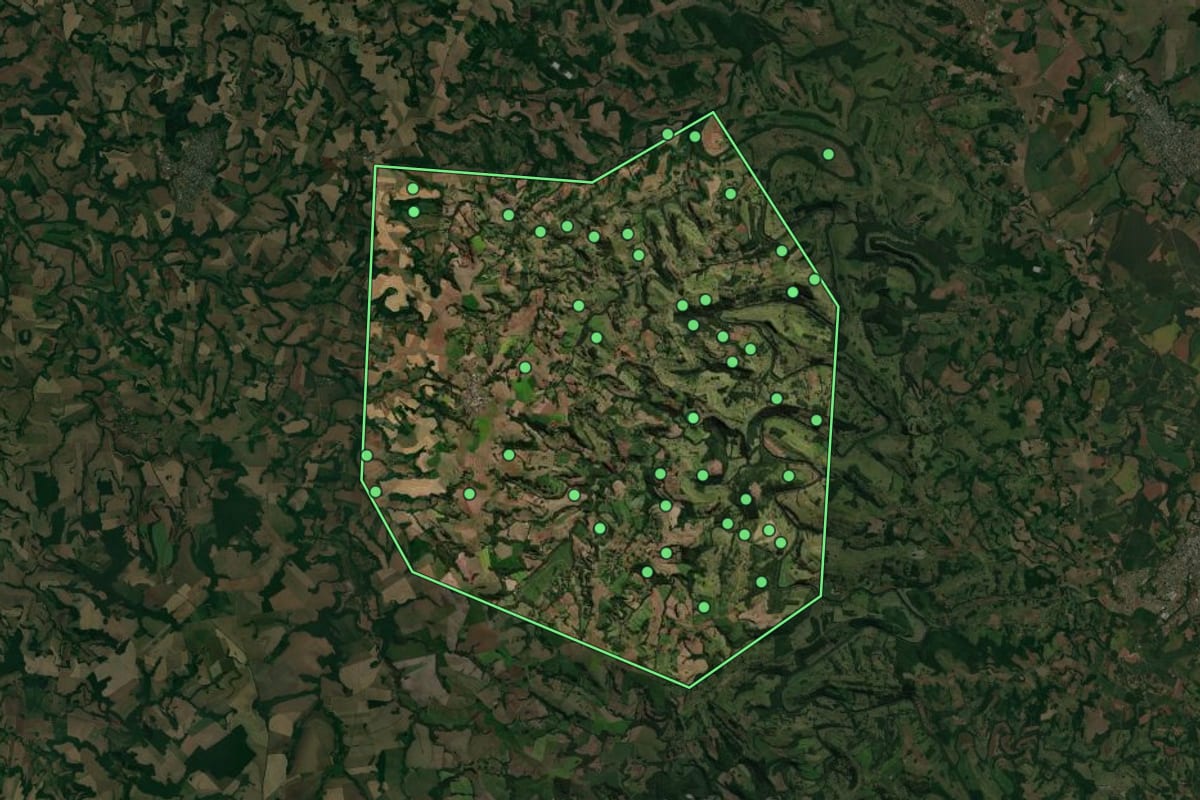 Imagem de satélite de Bela Vista da Caroba (PR), com o contorno do município e a posição dos imóveis desta página.