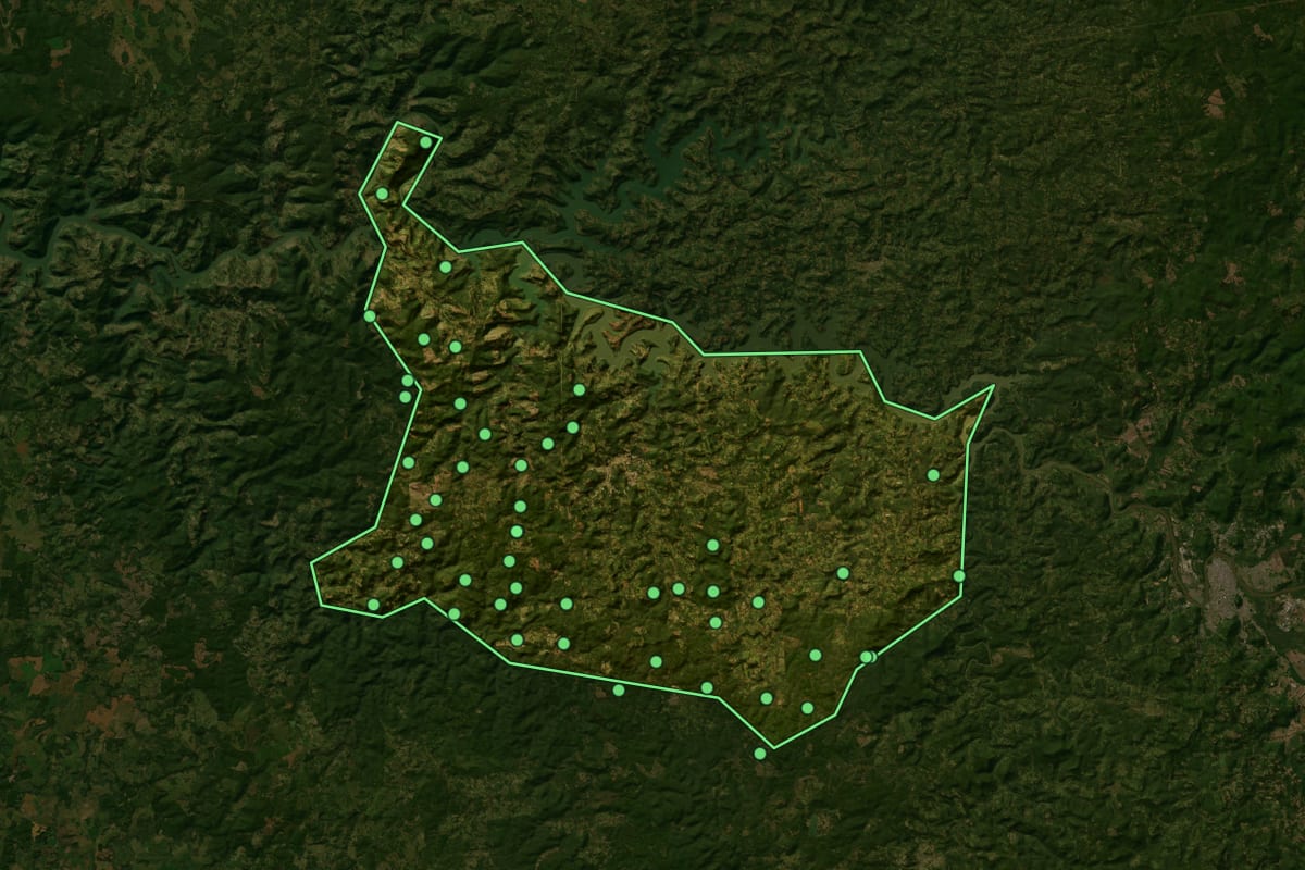 Imagem de satélite de Bituruna (PR), com o contorno do município e a posição dos imóveis desta página.