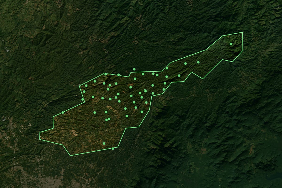 Imagem de satélite de Bocaiúva do Sul (PR), com o contorno do município e a posição dos imóveis desta página.