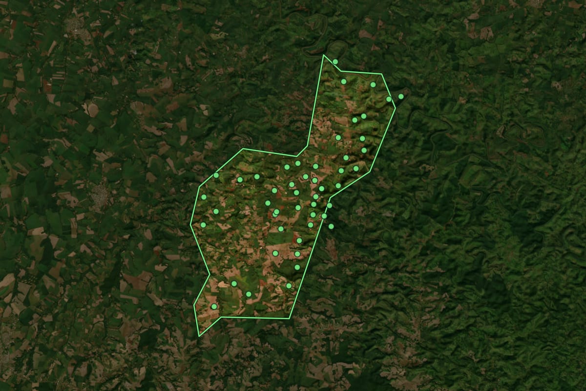 Imagem de satélite de Braganey (PR), com o contorno do município e a posição dos imóveis desta página.
