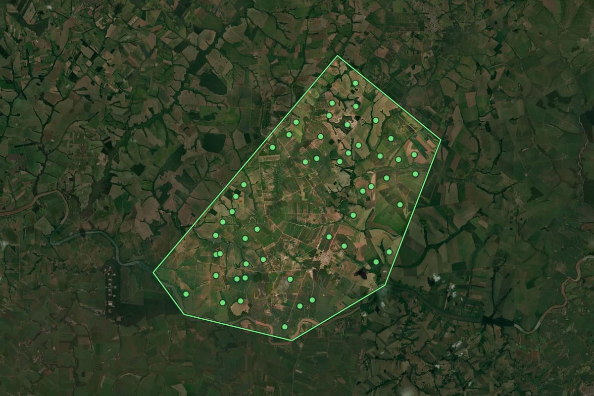 Imagem de satélite de Brasilândia do Sul (PR), com o contorno do município e a posição dos imóveis desta página.