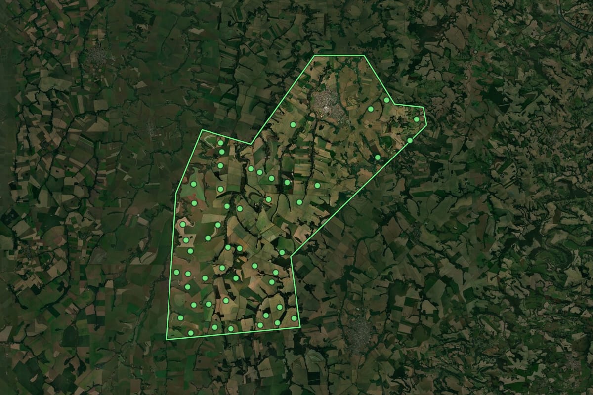 Imagem de satélite de Cafelândia (PR), com o contorno do município e a posição dos imóveis desta página.