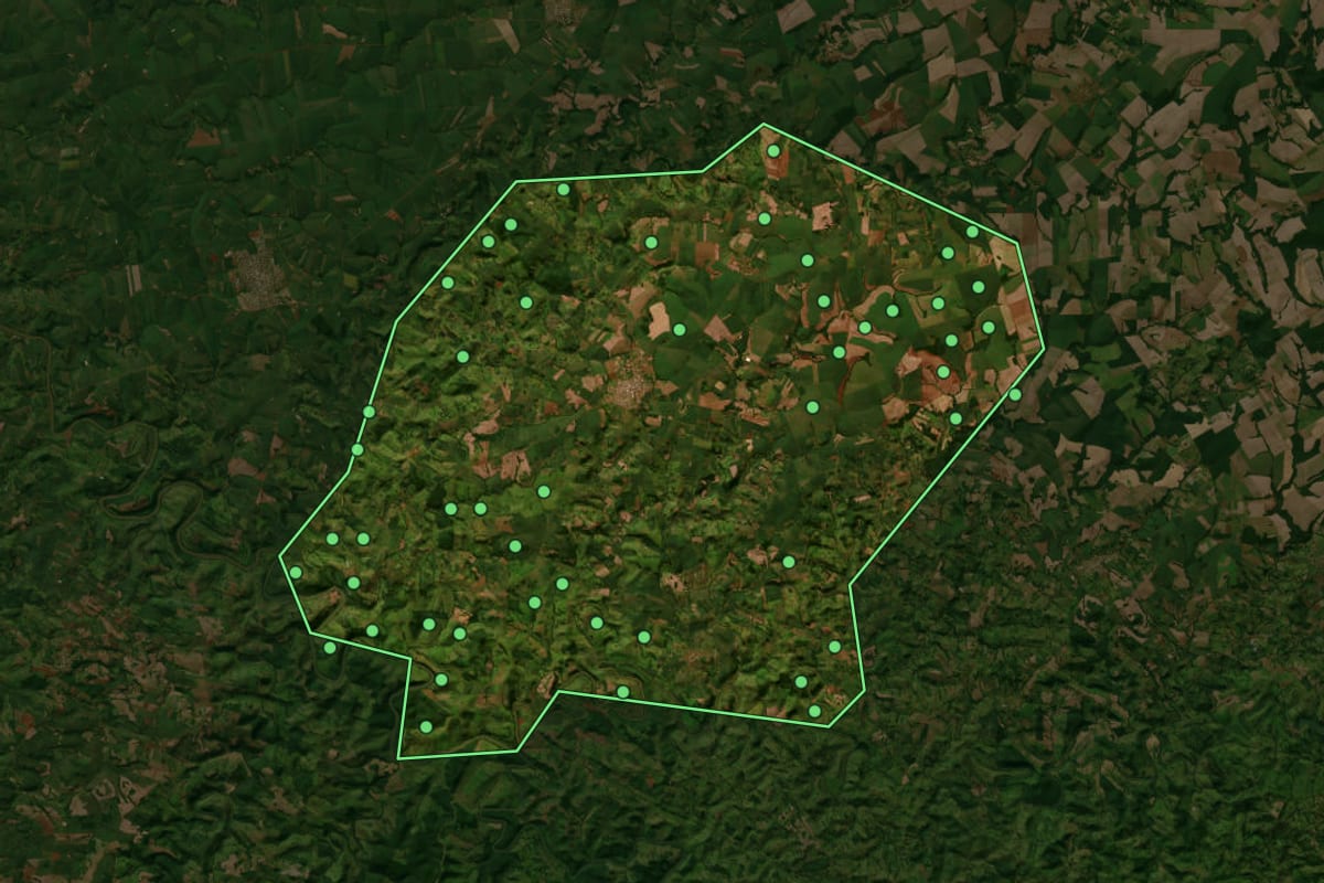 Imagem de satélite de Campina da Lagoa (PR), com o contorno do município e a posição dos imóveis desta página.