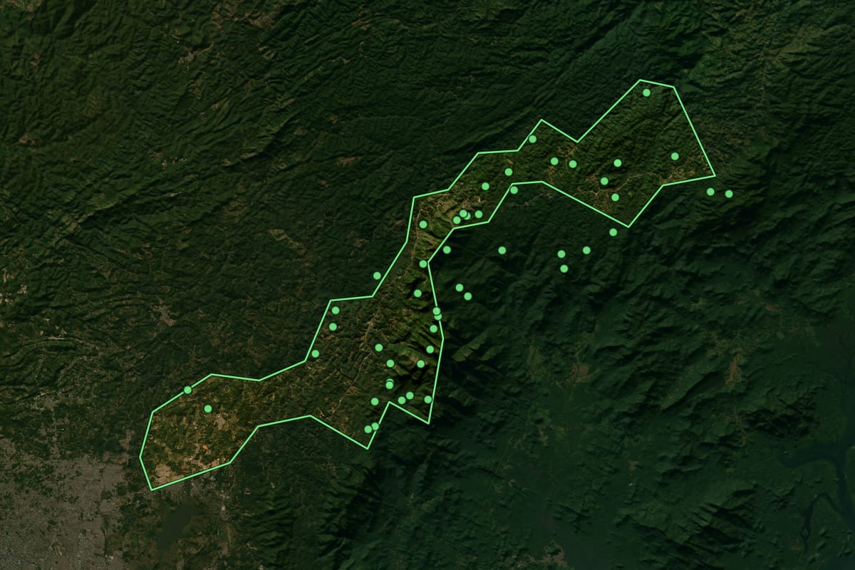 Imagem de satélite de Campina Grande do Sul (PR), com o contorno do município e a posição dos imóveis desta página.