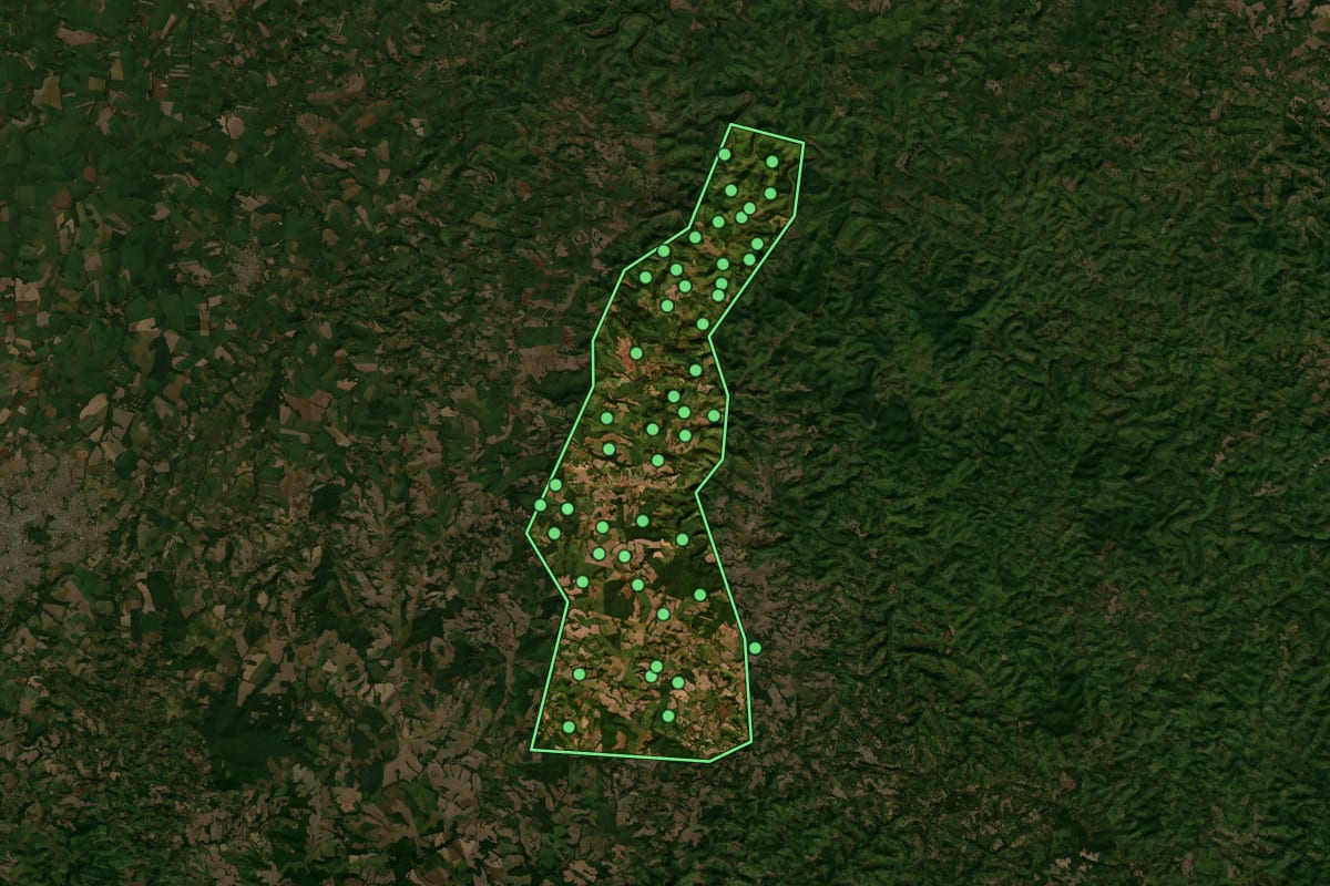 Imagem de satélite de Campo Bonito (PR), com o contorno do município e a posição dos imóveis desta página.